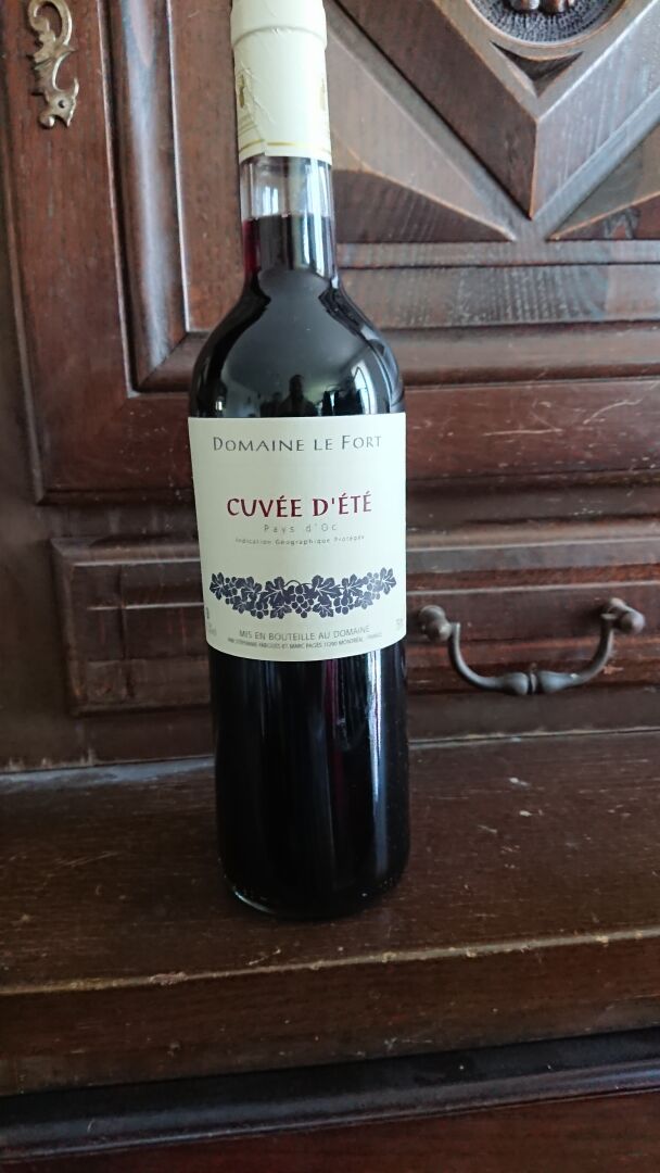 A bottle of red wine: "Cuvée d'été" (=Summer Wine), by Domain du Fort.

The Brits should get it.